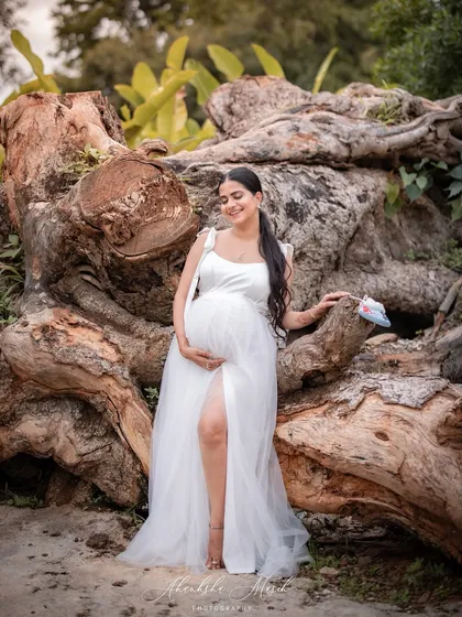 Embracing the serenity of nature for this outdoor maternity session. The organic textures and soft natural light create a peaceful and grounded portrait, connecting motherhood to the beauty of the earth.