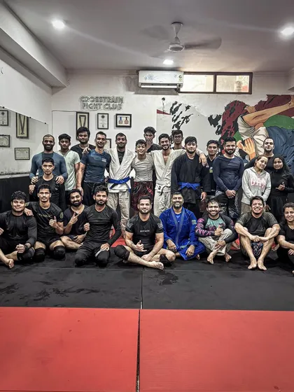 Squad goals on the mats. A mix of Gi and No-Gi practitioners, all part of the same Crosstrain family after a session of hard rolls and shared techniques.