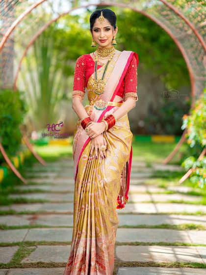 Elegance from head to toe. This model showcases a complete bridal look, featuring a choker, a long beaded haram with a temple pendant, and a matching maang tikka, perfect for a grand wedding.