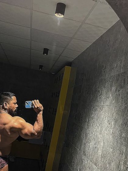 Side tricep pose, showing the details in the back and arms.