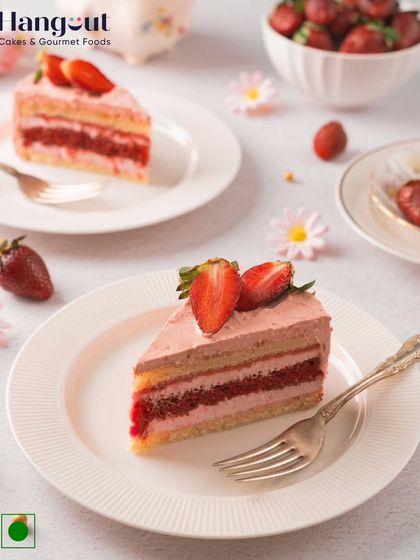 Simple, classic, and delicious. This strawberry pastry features soft cake layers with a light, creamy strawberry filling, showcasing the fresh flavor of the season.