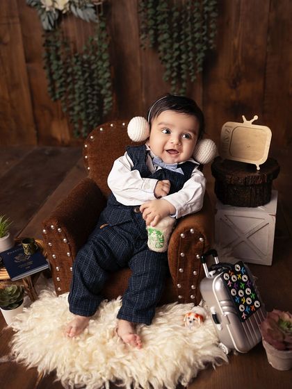 A joyful smile from our dapper little gentleman. The combination of a classic outfit and fun props makes for a unique and memorable sitter session.