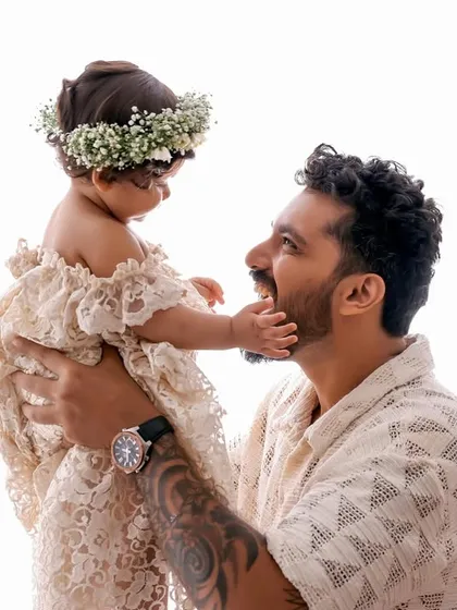 A father's love is a story that needs to be told. I make sure to create space for these powerful, tender moments in my sessions. This beautiful interaction between a dad and his baby girl is a testament to that incredible bond.
