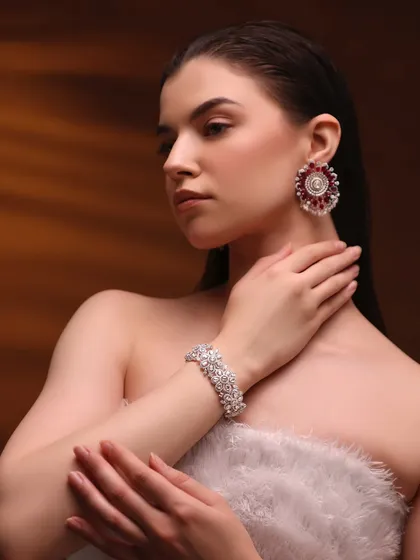 A vision in white and red. For this look, I created a luminous, almost ethereal skin finish and a soft, rosy lip to complement the ruby and diamond jewelry. se.