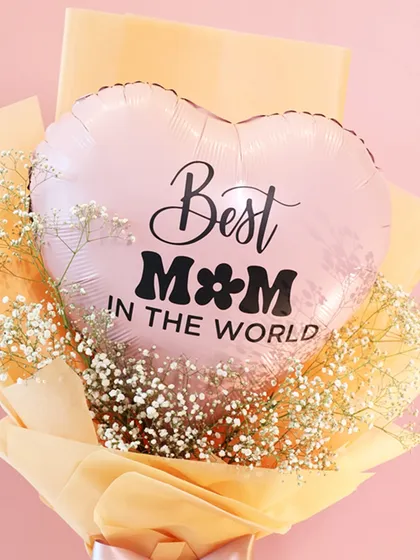 A close-up of the "Best Mom in the World" balloon, a perfect centerpiece for any Mother's Day bouquet or hamper.