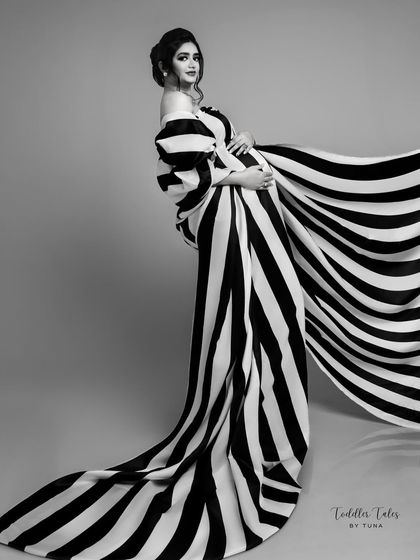 The art of the silhouette. This black and white portrait focuses on the beautiful shape created by the mother and the flowing striped fabric. It’s a testament to how maternity can be pure high-fashion.