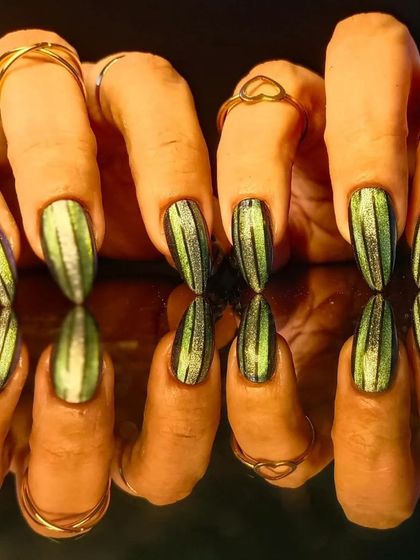 A unique green and black striped cat-eye design, creating a textured and magnetic look.