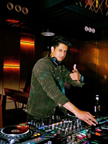 Weekend is loading. A shot from Drava Lounge, getting ready for a full weekend of gigs at Hangover.