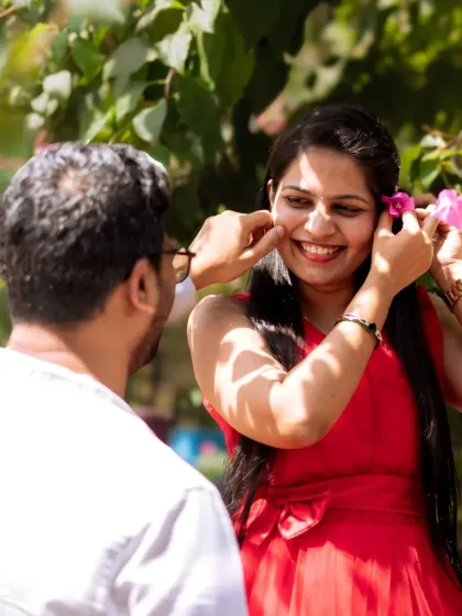 A sweet, romantic gesture captured up close. He gently places a flower in her hair, a simple act that speaks volumes about their affection. I focus on these details to add depth to your pre-wedding album.