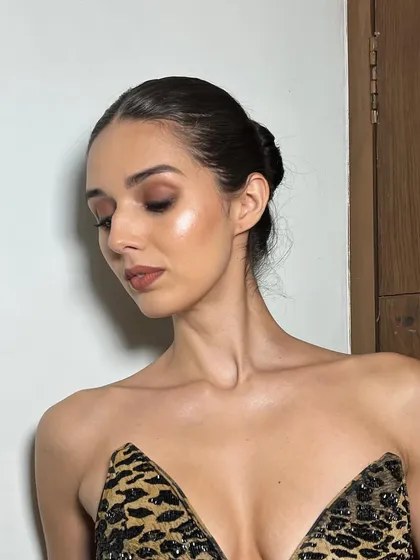 This is a perfect example of a chic and modern cocktail look. I created a soft smokey eye with glowing skin and paired it with a sleek, elegant bun for a stunning evening appearance.