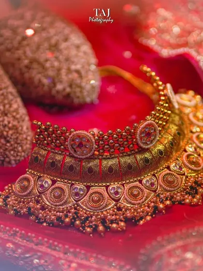Another perspective of the traditional bridal necklace, focusing on its intricate craftsmanship. I use soft lighting to highlight the details that make each piece of jewelry special.