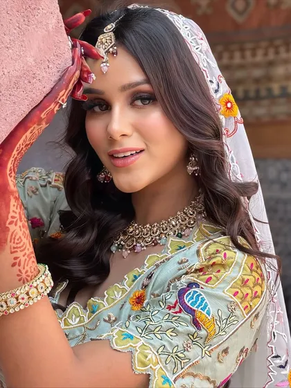 For a Haldi or Mehendi ceremony, you need a look that is fresh, vibrant, and completely waterproof. I designed this dewy, glowing makeup with soft smokey eyes to perfectly match the fun and colorful vibe of the event.
