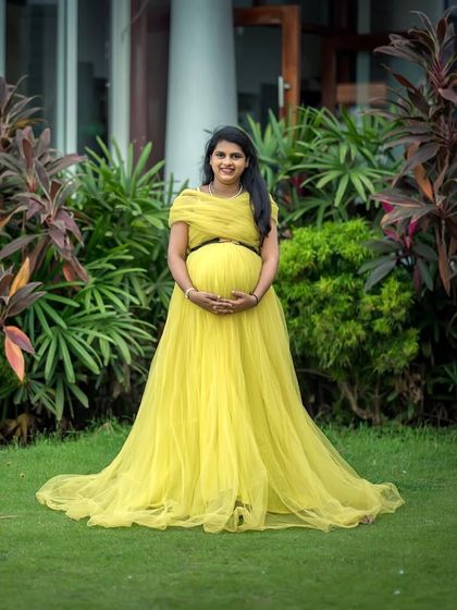 A simple, sunny portrait in our yellow off-shoulder maternity gown. It's a cheerful and comfortable option for a relaxed garden photoshoot.