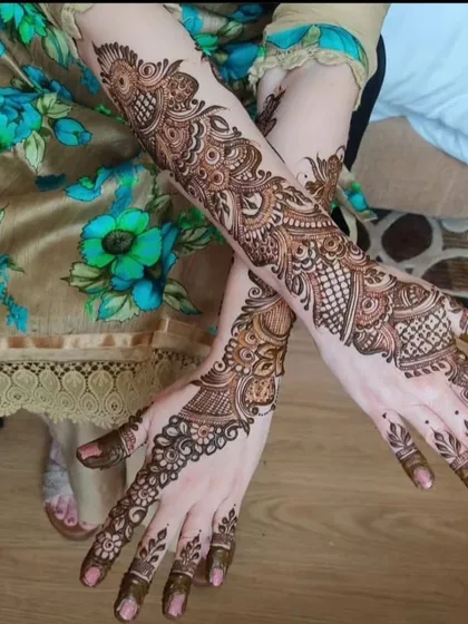 An elegant Arabic-inspired design that flows diagonally across the hand and arm. The mix of bold lines and delicate patterns is so graceful.