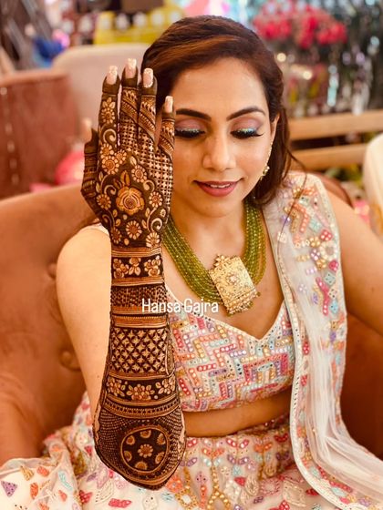 A beautiful back-of-hand design featuring delicate rose motifs. This floral pattern is a great choice for a bride who wants something romantic and elegant.