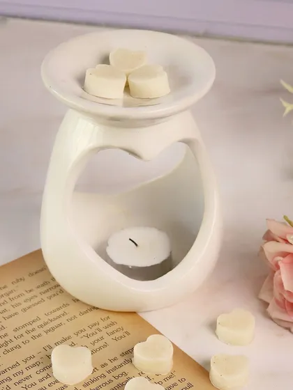 Our heart-shaped ceramic diffuser is a lovely way to enjoy our wax melts. It's a perfect gift for Valentine's, Galentine's, or just to show someone you care.