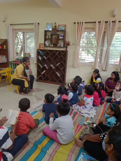 A wider view of the "Hairy Hettie" session, showing a full and engaged audience of children and parents.