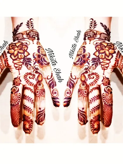 A beautiful Gulf-style mehendi, which is a fusion of Indian and Arabic designs. It's known for its bold floral and vine patterns with intricate fillers.