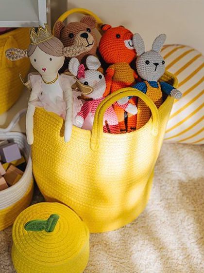 There are many quick and easy methods for decluttering your kids' rooms. This guide covers the fundamentals that will make organizing their space much easier.