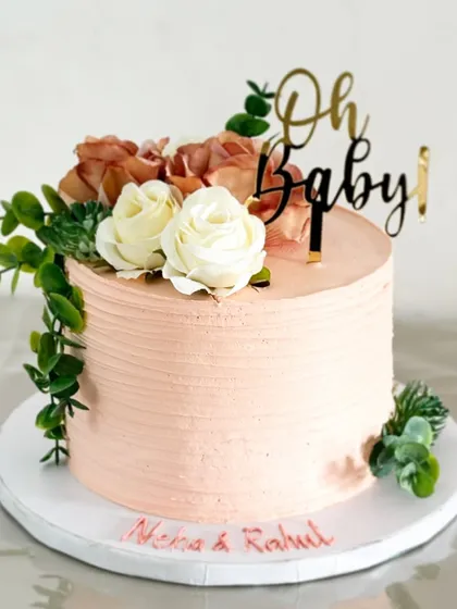 Welcoming a new chapter with this sweet "Oh Baby!" cake. The design is simple and elegant, with a soft color palette and fresh florals, perfect for a modern baby shower.