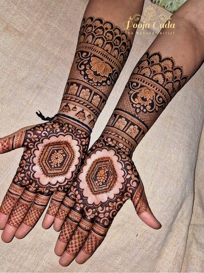 An elegant and heavy siders design with a central hexagonal mandala. The surrounding floral patterns and detailed wrist cuff create a very sophisticated and full look.