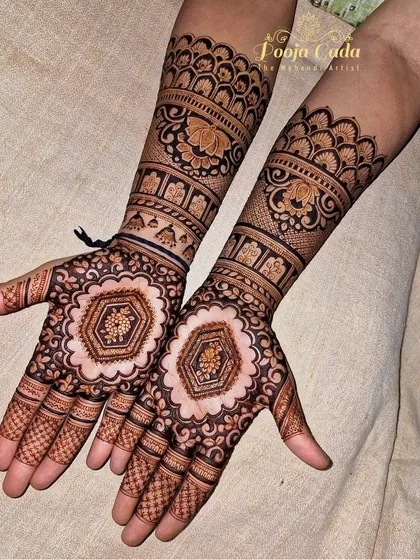 An elegant and heavy siders design with a central hexagonal mandala. The surrounding floral patterns and detailed wrist cuff create a very sophisticated and full look.