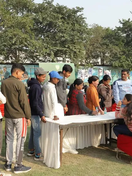 Parents and players line up to consult with the dietician after a group session. We provide opportunities for personalized advice, ensuring each player's specific nutritional needs are addressed.