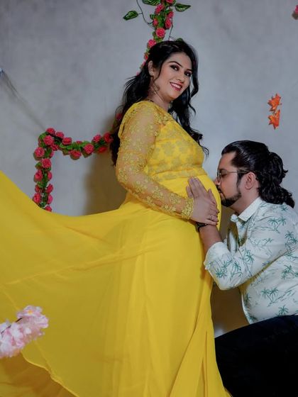 A loving gesture captured in the studio. The partner kissing the baby bump is a classic and heartwarming pose that I often suggest to capture the bond with their unborn child.