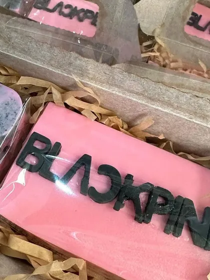 A custom Blackpink-themed gift box, including a logo soap and a personalized initial soap.