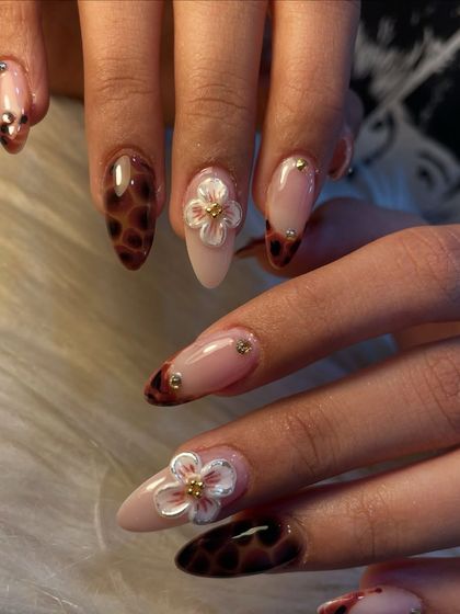 We combined a trendy tortoiseshell pattern with delicate 3D white flowers on a neutral base. This design proves that bold patterns and soft details can work together beautifully for a sophisticated and unique manicure.