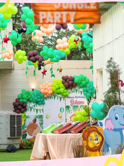 A closer look at our adorable jungle party setup. With cute animal cutouts and a lush green backdrop, it’s the perfect setting for little explorers to have a wild time.