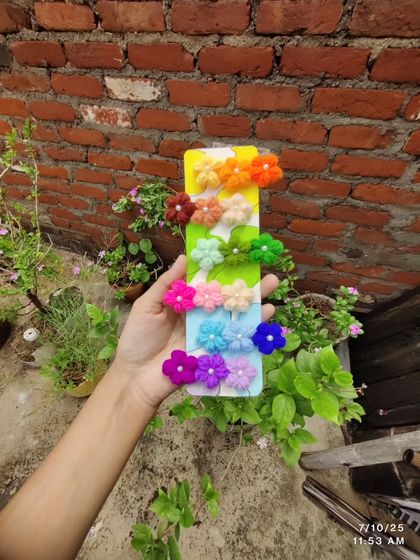 Elegant mini flower hairpins with pearl centers, arranged in an ombre rainbow.