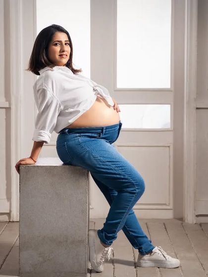 We guide you into poses that feel natural and comfortable, allowing your personality to shine. This shot highlights the beautiful baby bump while maintaining a casual and contemporary feel.