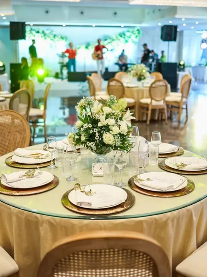 A classic round table setting perfect for corporate galas or award ceremonies. The elegant floral centerpiece, crisp linens, and premium place settings reflect a timeless and professional standard of hospitality.