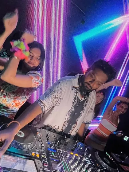 It is all about the connection with the crowd. An amazing moment captured during the Island Edit at Skydeck, where the tropical afro house beats had everyone dancing together.