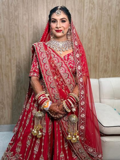 A full front view of this stunning bride. The diamond jewellery looks so elegant with her red lehenga.