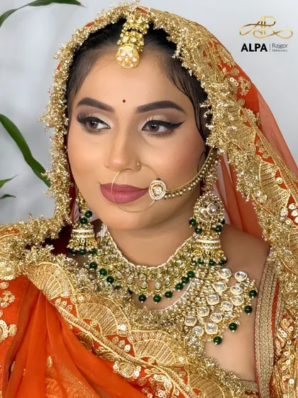 A close-up of the Marwadi bride, focusing on the harmony between the heavy kundan jewelry, the winged eyeliner, and the matte lipstick.