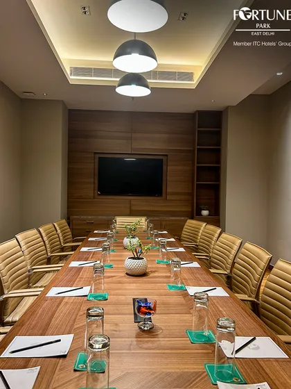 For discussions that shape the future, I offer this impeccably designed boardroom. The space combines modern aesthetics with complete functionality, including a large screen and comfortable seating, ensuring your corporate meetings are both productive and impressive.