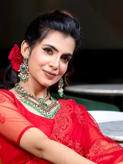 A beautiful smile from Harsha. The matching earrings and the layered necklace create a complete and polished look.