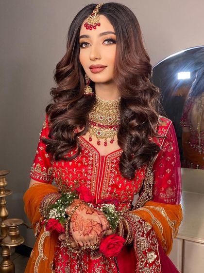 For our Nikkah brides, we love creating looks that are soft, romantic, and full of grace. This open hairstyle with voluminous curls is perfect for the occasion.