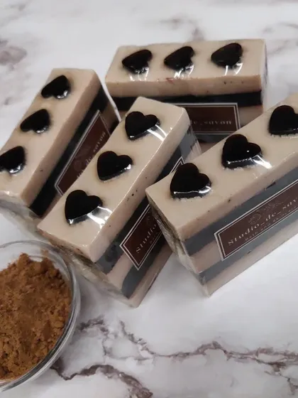 Fall in love with my rich Choco Vanilla soap. Made to look like a slice of chocolate layer cake with little hearts on top, it's formulated with real cocoa and vanilla extract for a delicious scent.
