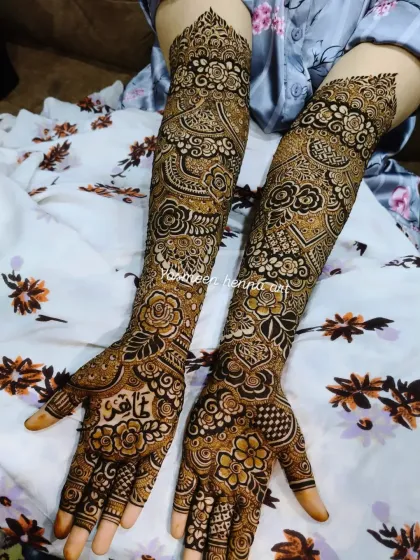 A classic bridal design with a focus on symmetry. The patterns on both hands mirror each other, creating a balanced and visually pleasing effect.