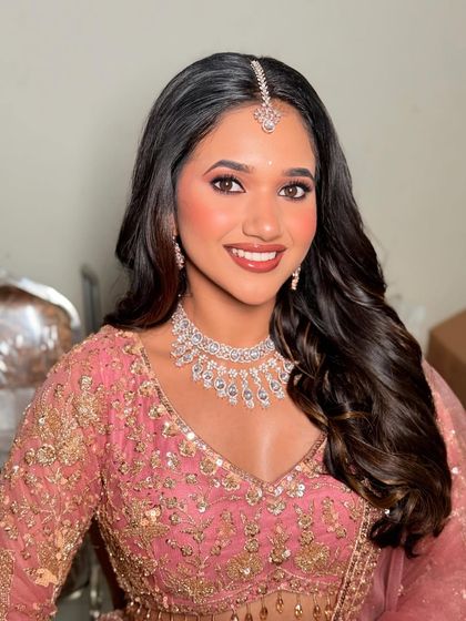 A beautiful portrait of Manushree. The soft waves in her hair and the sparkling diamond necklace complete her stunning reception look.