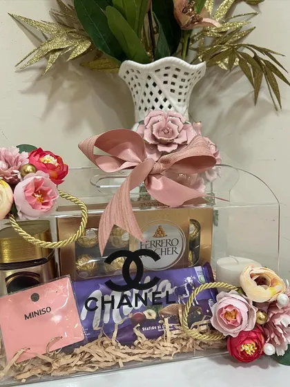 We pay attention to every detail, like the custom paper rose on the bow that complements the floral handle decorations. This acrylic hamper is a complete, curated aesthetic experience.