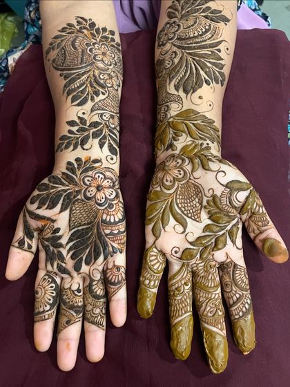 Another angle of the Doha design, showing the contrast between the dark paste and the lighter stained areas.