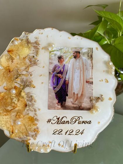 A clean and classic design. This geode plate features preserved yellow petals on a pearlescent white background, creating a timeless and elegant look.
