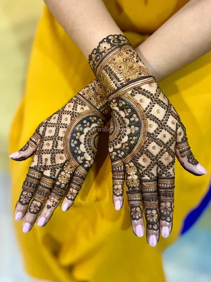 This bold grid pattern on the back of the hands is a striking choice for any festival or special event.