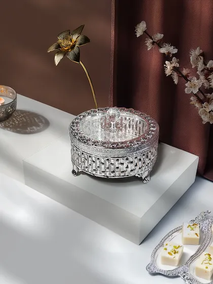 Styled as a decor piece, this silver dry-fruit box shows its versatility. It is a keepsake that will be cherished long after the treats inside are gone.