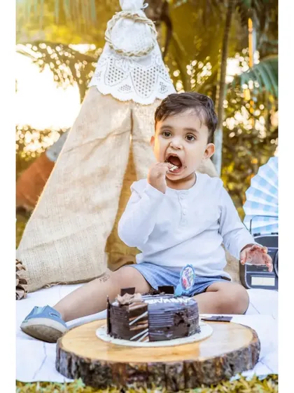 A moment of delicious discovery during Ivaan's second birthday cake smash. These sessions are all about letting kids explore and have fun, resulting in genuine expressions and unforgettable photos.