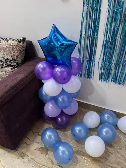 A balloon pillar topped with a star, a simple yet effective decorative element.